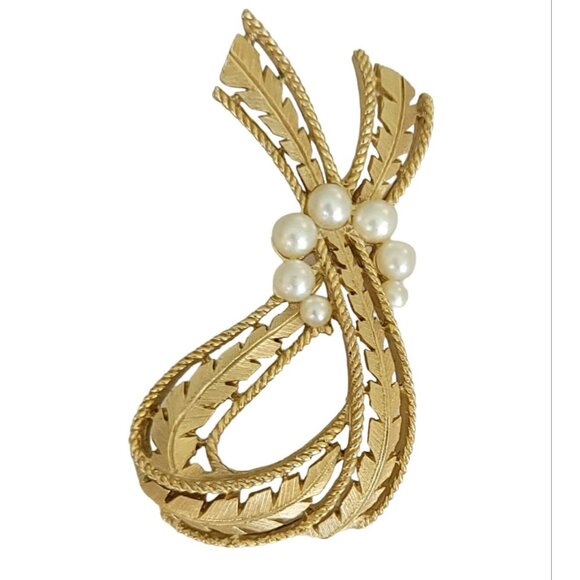Trifari Crown Over T Gold Tone Faux Pearl Ribbon Leaf Design Brooch, Signed K48 - Picture 3 of 9